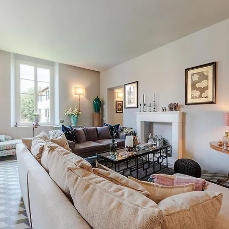 Modern Comfort With Terrace Inside 아파트