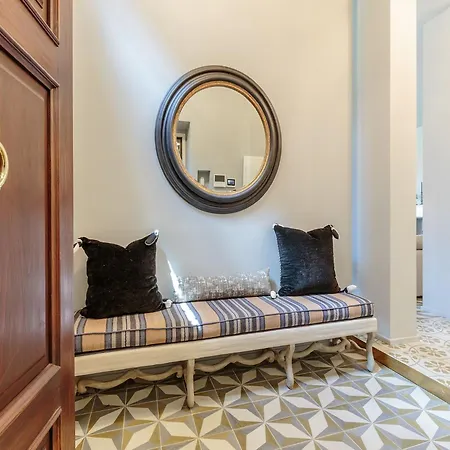 Modern Comfort With Terrace Inside * 루카