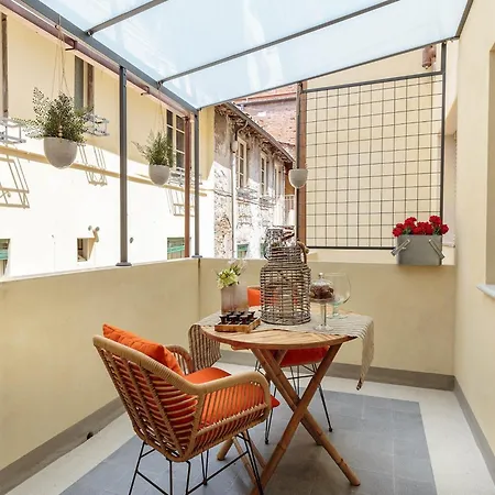 Modern Comfort With Terrace Inside 아파트